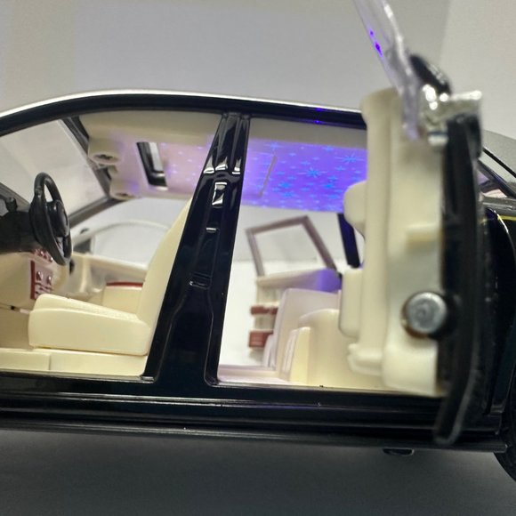1:24 Rolls-Royce Phantom Metal Diecast Silver Black WITH LEDS Roll-Back - Picture 9 of 13